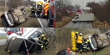 Seniora museli z převráceného vozu vyprostit hasiči