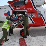 Probodeného řezníka transportovala helikoptéra LZS na Emergency