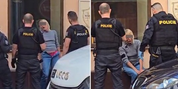 Silně opilá žena si lehla na chodník a začala se svlékat