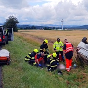 Po vyjetí ze silnice skončilo vozidlo na střeše