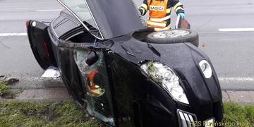 Převrácené auto na D5