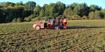 Řidič vyjel ze silnice, přejel příkop a dál pokračoval v jízdě po louce