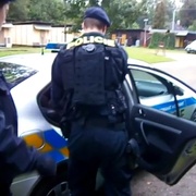 Pomočil bar, napadal obsluhu a vyhrožoval zabitím policistům i jejich rodinám