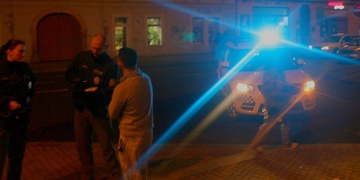 „Zkurvení cizinci!“ řval muž, rozmlátil výlohu a pak se popral i s policií