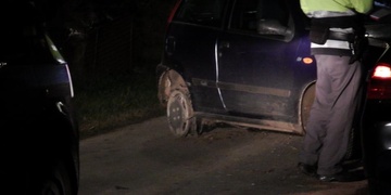 Štědrý den začal střelbou. Zfetovaný mladík v odcizeném autě najížděl do policistů, ti museli střílet.