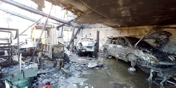 Při požáru shořela tři auta a traktor