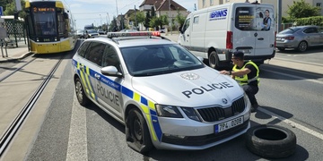 Střet policejního vozu s dalším vozidlem