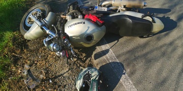 Motorkář přeletěl celé vozidlo