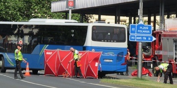 Školačku srazilo auto, seniorku autobus