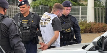 Policejní manévry u ČEZ v Guldenerově ulici