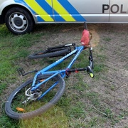Hloupý risk cyklisty skončil vážným zraněním