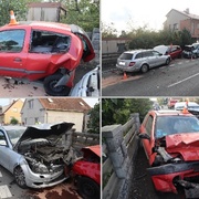 Žena vezoucí roční holčičku smetla zaparkovaná auta