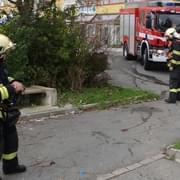 Pozornost sousedů, opatrnost policistů a perfektní zákrok hasičů zabránili tragédii