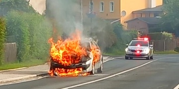 Auto začalo za jízdy hořet