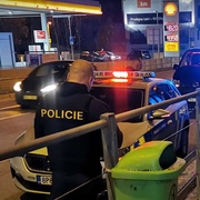 Na zastávce Pod Záhorskem zbili muže teleskopickým obuškem