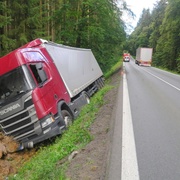 Kamion havaroval kvůli předjíždějícímu autu