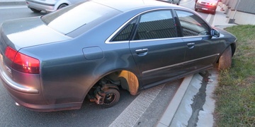 "Ďábelský mstivec": Když nemohl policisty pokousat, alespoň jim poplival auto