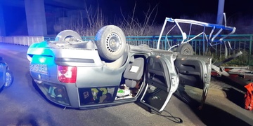 Ohrozil policistu a při pronásledování se s autem převrátil