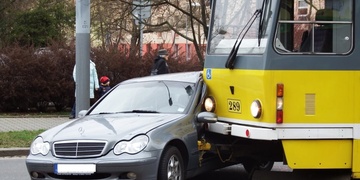 Tramvaj se srazila s autem, na místo vyrážely všechny složky IZS