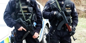 Policisté se samopaly uzavírali silnici na Folmavu