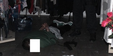 "Stůj, stůj! Policie! Chci vidět ruce!" - pachatel byl zadržen uprostřed vloupání!