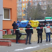 Mladý muž vypadl z dvanáctého patra