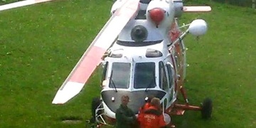 Starší muž zemřel na ulici, mladší žena ve Zbůchu doma