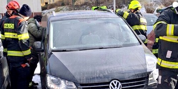Auto se samo uzamklo a uvnitř zůstal uvězněný teprve čtyřletý chlapeček