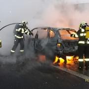 Oheň auto zcela zničil