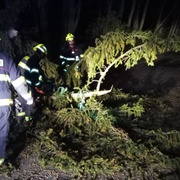 Popadané stromy, zablokovaný vlak i spadlá lampa