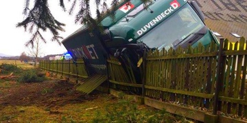 Totálně opilý řidič kamionu havaroval a pokusil se utéct do lesa