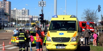 Osobní vůz srazil školačku na přechodu