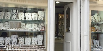 Pachatel si odnesl šperky za několik milionů korun