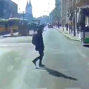 Neopatrný chodec ohrozil nejen sebe, ale i přepravovaného pacienta a celou posádku sanitky