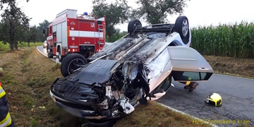 Dnešní ranní nehoda vypadala děsivě, řidič měl ale obrovské štěstí