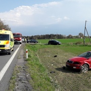 Po nehodě se auto v poli několikrát převrátilo