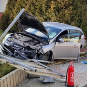 Osobní vozidlo doslova smetlo autobusovou zastávku