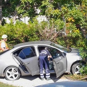 Auto projelo plotem domu