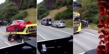 Kamion plný aut havaroval a vysypal náklad