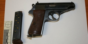 Nejdřív ho vybrzdil a pak ho ještě ohrožoval pistolí