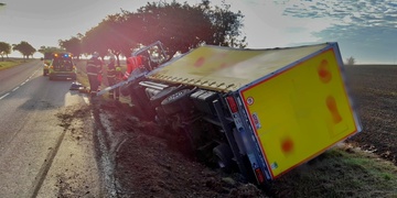 Řidiče museli vyprostit hasiči a záchranáři ho transportovali do nemocnice