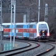 Nejprve cestoval na spřáhle vagónu, pak blokoval odjezd vlaku