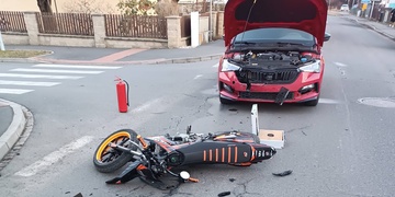 Střet osobního vozu s patnáctiletým motocyklistou