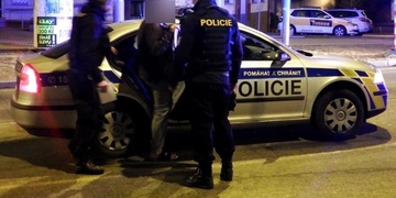 Dva cizinci s více než dvěma promile vyrazili na silnice