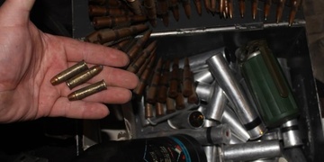 Někdo má ve sklepě vánoční ozdoby, někdo zase krabici s municí