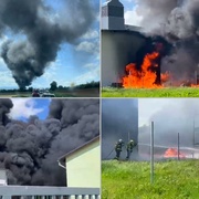 U požáru ve firmě Konstruktpol zasahují desítky hasičů