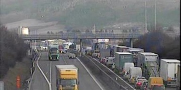 Dálnice D5 uzavřena v obou směrech