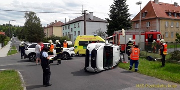 Děti z převráceného vozu vyndavali kolemjedoucí