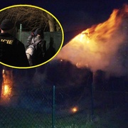 Noční požár a dva zadržení v blízkosti