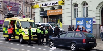 Ženu na Americké srazilo auto